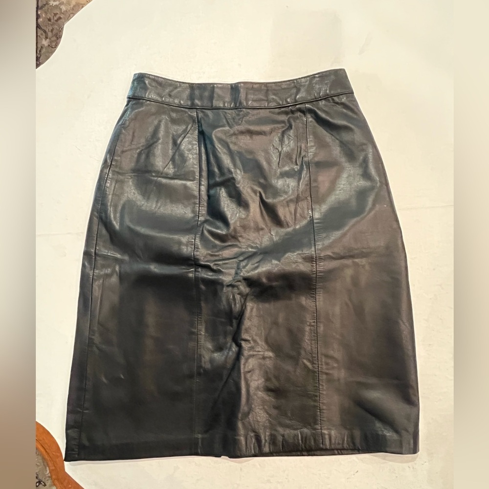 Vintage black leather pencil skirt. Amazing retro style!!